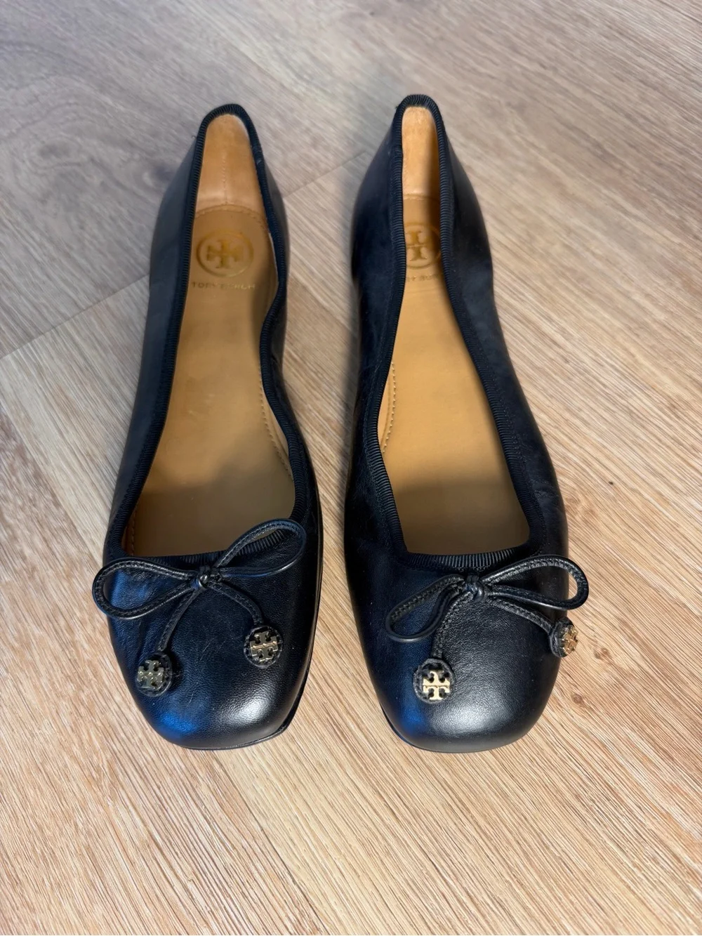 Tory Burch Black Leather Ballet Flats Bow Gold logo Accent woman 7M charm square